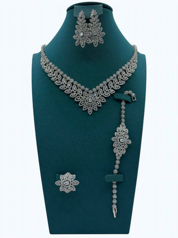 Vintage-Inspired Leaf Motif Jewelry Set – Intricate Bridal Look