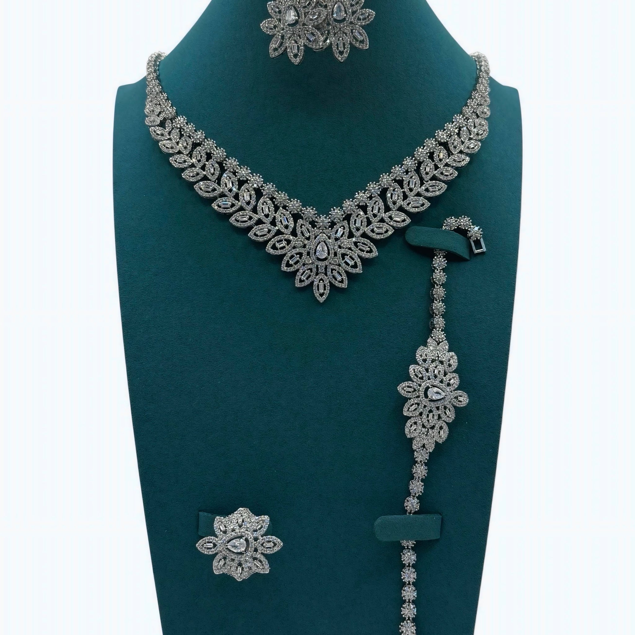 Vintage-Inspired Leaf Motif Jewelry Set – Intricate Bridal Look